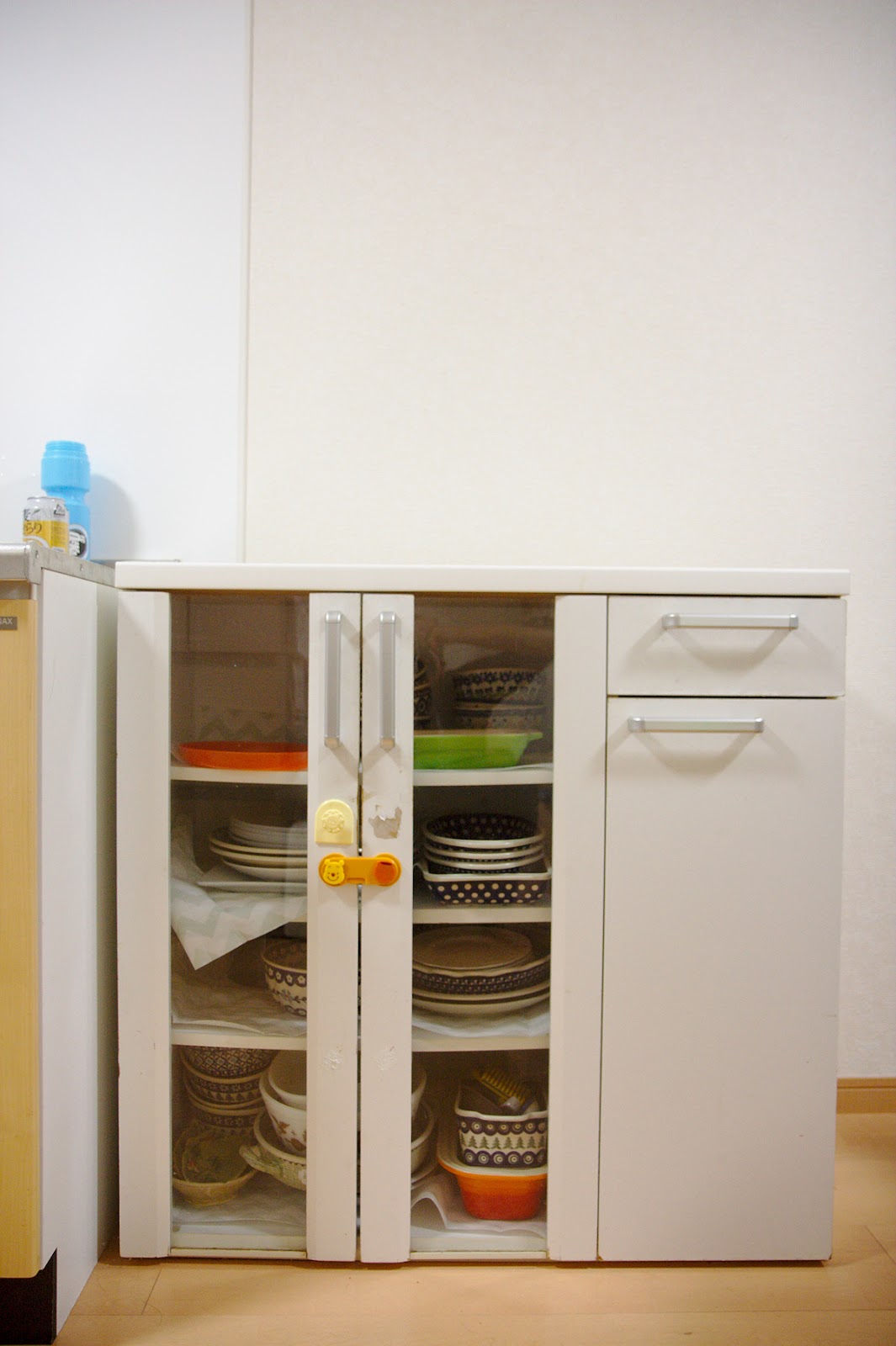 大理石シートで食器棚の天板をリメイク