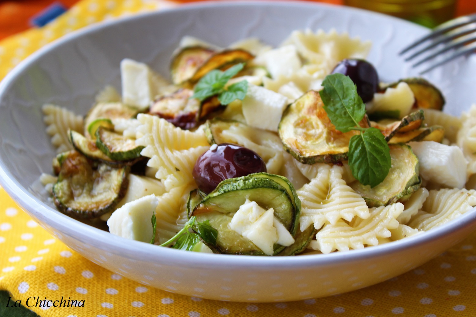 Insalata di pasta con zucchine, mozzarella e provolone piccante Cucina
