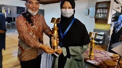 Nadea Siti Sa'adah Juara I Putri Cabang Musabaqah Makalah Al-Qur'an pada MTQ Ke-47 Kota Bandung