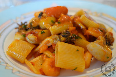 Mezze maniche con seppioline e gamberetti