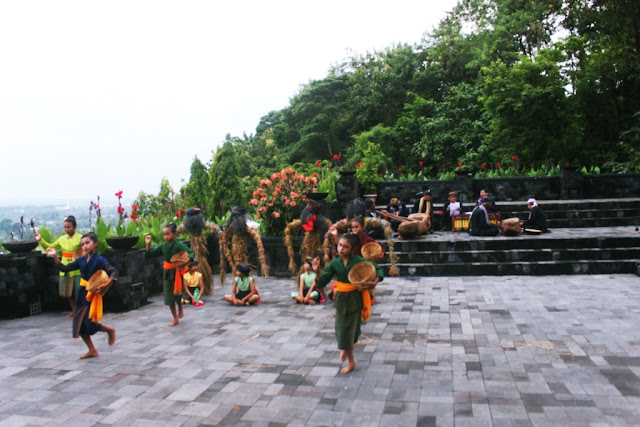 Panduan Lengkap Wisata Candi Ratu Boko, Yogyakarta - Tarian Tradisional Gejug Lesung di Candi Ratu Boko, Yogyakarta Panduan Lengkap Wisata Candi Ratu Boko, Yogyakarta - Tarian Tradisional Gejug Lesung di Candi Ratu Boko, Yogyakarta