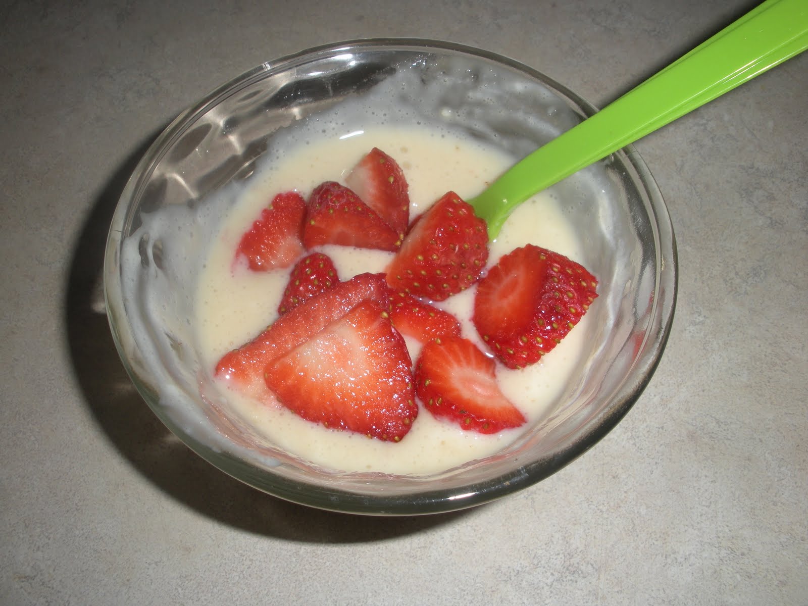 Что можно сделать из йогурта. Домашний йогурт проект. Как сделать домашний йогурт с фруктами. Как делать фруктовые йогурты дома. Как сделать кислый йогурт вкусным.