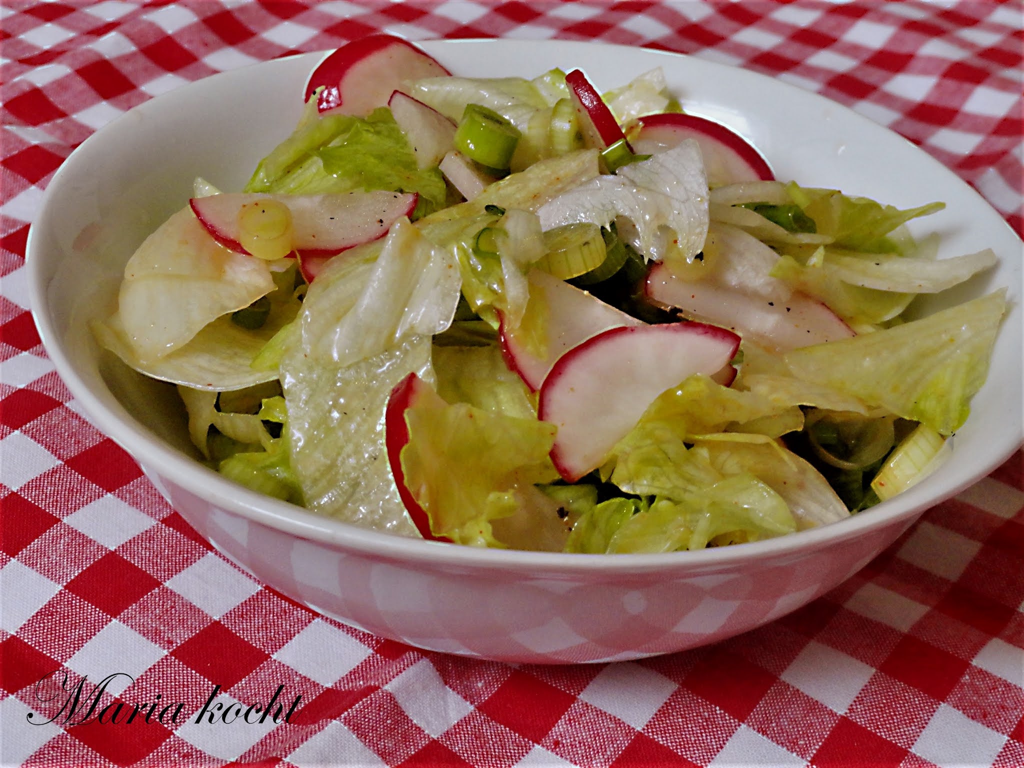Maria kocht Eisbergsalat / Tavaszi jégcsapsaláta