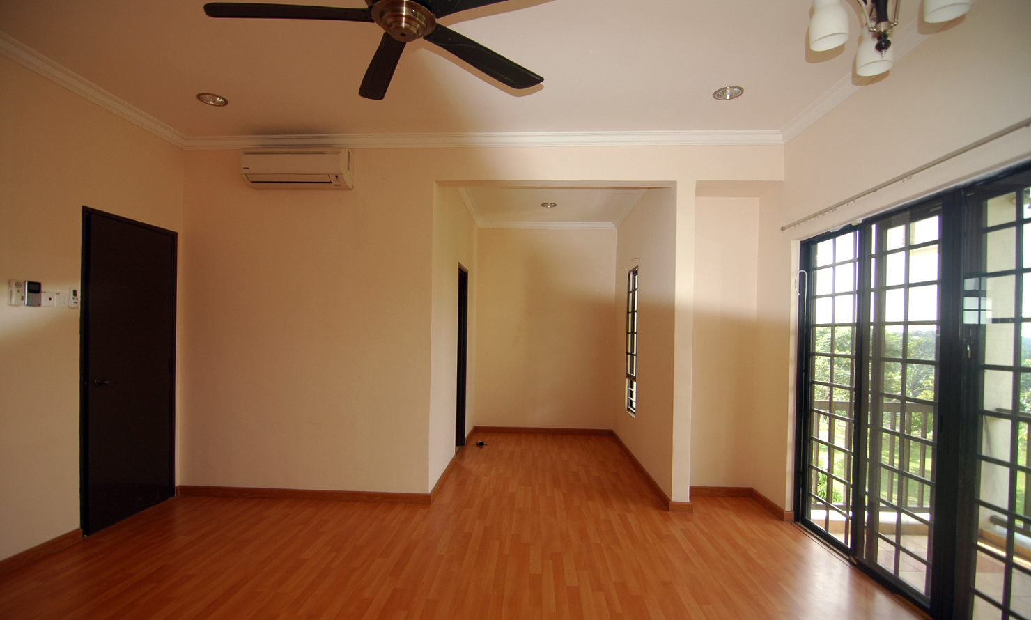 House Tour Bilik Beradu Di Tingkat Satu Achieajanie Pintu Masuk Sebelah Kiri Bilik Air Dan Wardrob Di Tengah Balkoni Kanan