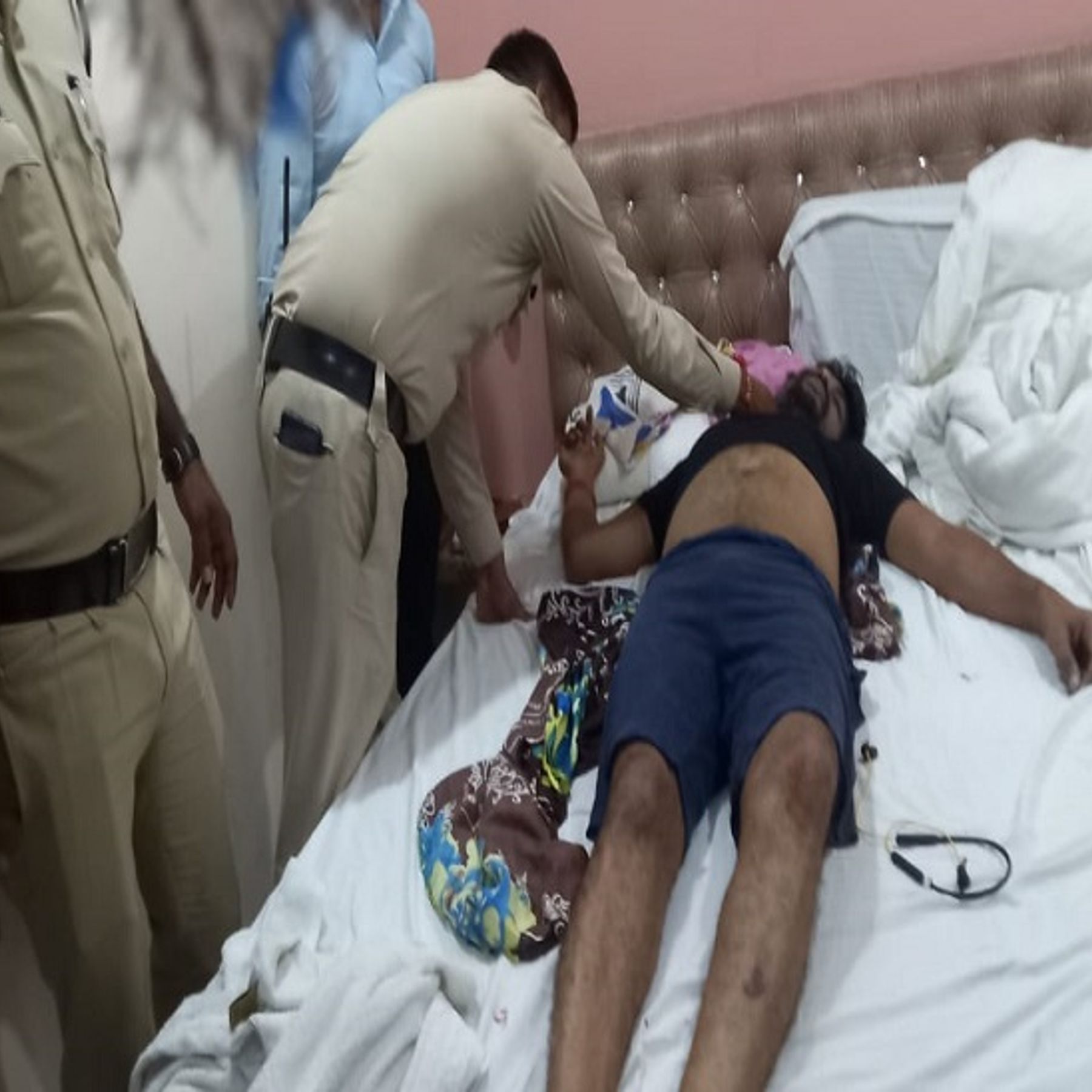 दोस्त की मां से थे डॉक्टर के अवैध संबंध : दोस्त ने होटल में कर दी डॉक्टर की हत्या, जांच में मामला आया सामने दोस्त की मां से थे डॉक्टर के अवैध संबंध : दोस्त ने होटल में कर दी डॉक्टर की हत्या, जांच में मामला आया सामने