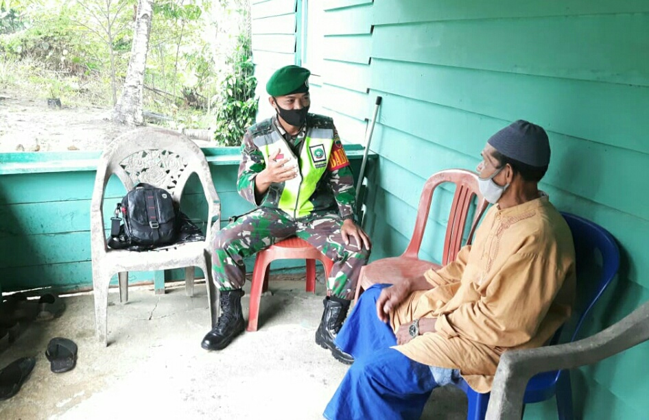 Wujudkan TNI Bersama Rakyat, Babinsa Andi Hakim Lakukan Komsos Dengan Warga Binaannya Wujudkan TNI Bersama Rakyat, Babinsa Andi Hakim Lakukan Komsos Dengan Warga Binaannya