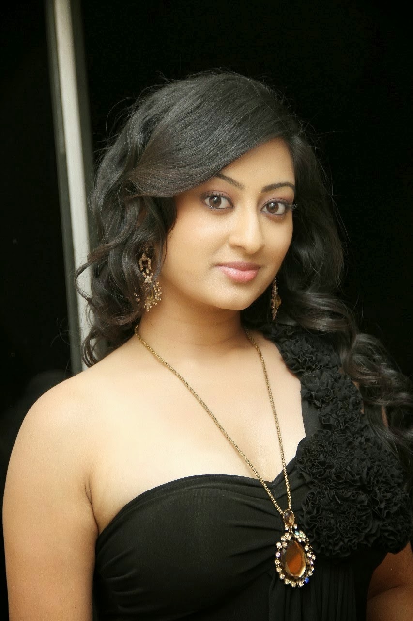 South Indian Sexy Actress Tanishka Black Dress Photo Venucit