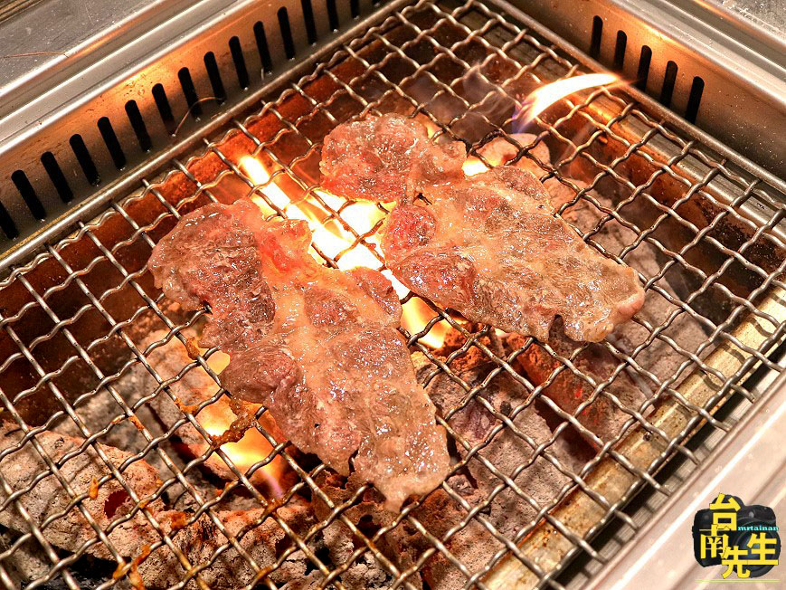 台南燒烤火鍋吃到飽/波士頓龍蝦+厚切和牛吃飽吃滿/飲料+沙瓦+咖啡+冰淇淋+甜點無限供應/木炭烘烤香氣撲鼻/日式居酒屋風格