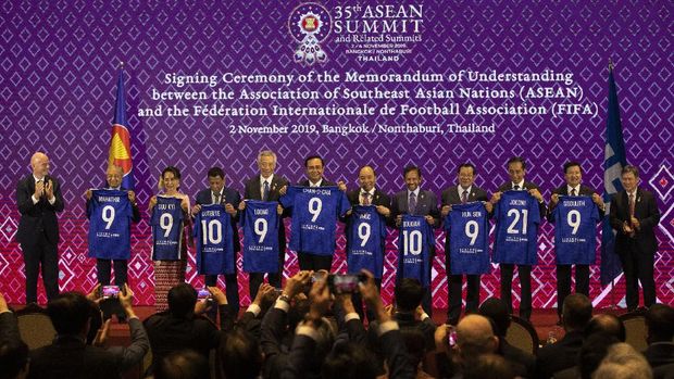 Beda! Cuma Jokowi yang Dapat Jersey No 21 dari Presiden FIFA Beda! Cuma Jokowi yang Dapat Jersey No 21 dari Presiden FIFA