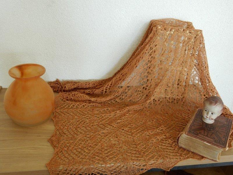 TE KOOP: Bourette zijde ,okergele shawl.