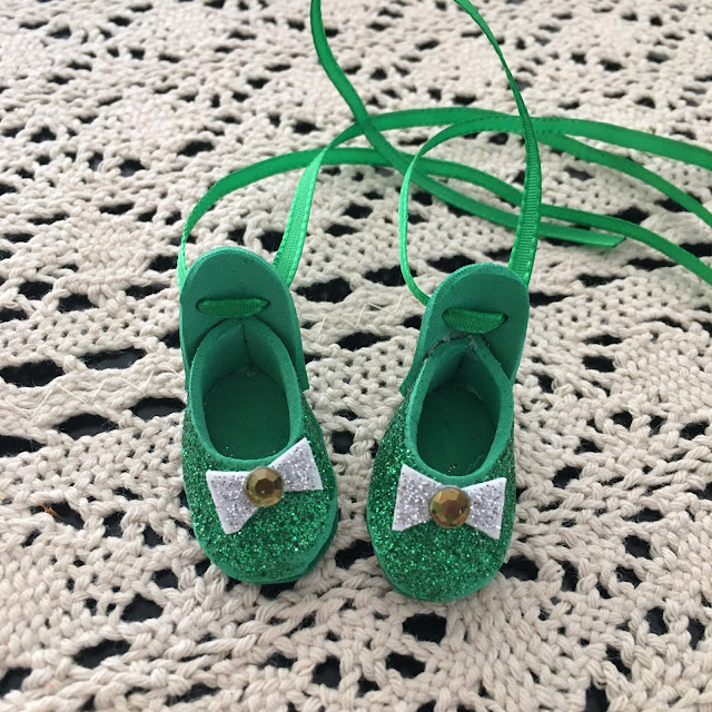 elf on the shelf easy diy ballet slipper shoes; craft foam, glitter craft foam, ribbon, gems; emerald green slippers