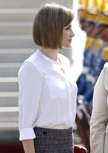 Queen Letizia of Spain arrives at Soto Cano Air Base on May 25, 2015 in Comayagua, Honduras.