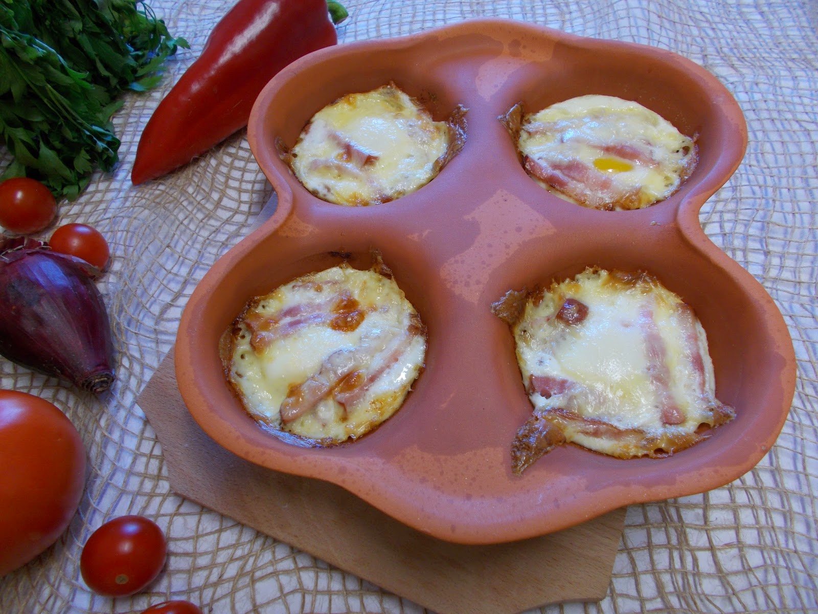 Oua cu costita afumata la cuptor