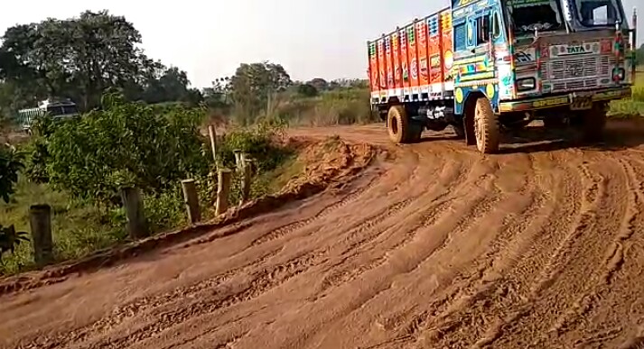 বালি মাফিয়ার দাপট , মাশুল দিচ্ছে রাস্তা, গোপীবল্লভপুরে দুর্ভোগে যাত্রা সাধারন মানুষের 1 বালি মাফিয়ার দাপট , মাশুল দিচ্ছে রাস্তা, গোপীবল্লভপুরে দুর্ভোগে যাত্রা সাধারন মানুষের