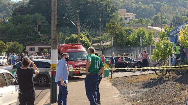 Homem com facão invade creche e mata crianças e professoras em Santa Catarina