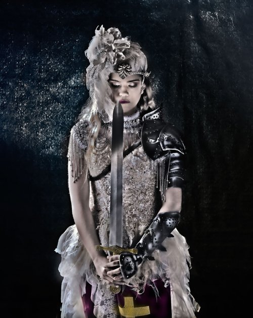 As fotografias surreais e fashion com rainhas históricas de Lorena Cordero - Joana d'Arc (Isabella Cordero) Lorena Cordero fotografia surreal arte fashion mulheres modelos rainhas imperatrizes história Joana d'Arc (Isabella Cordero)