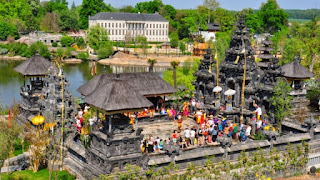 Melihat Keseluruhan Bangunan Pura Terbuat Dari Batu, Terasa di Bali Tapi Tidak! Ini di Belgia