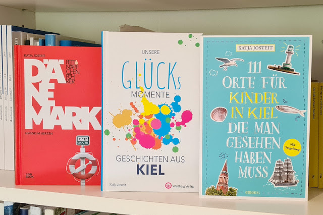 Hier auf "Küstenkidsunterwegs" findet Ihr alle Bücher von mir, der Autorin Katja Josteit. Mein Glücks-Buch, mein Dänemark-Buch und "111 Orte für Kinder in Kiel". Lest gerne mal rein! Meine Sachbücher sind sowohl unterhaltsam als auch höchst praktisch geschrieben; Ihr könnt sie auch super verschenken!