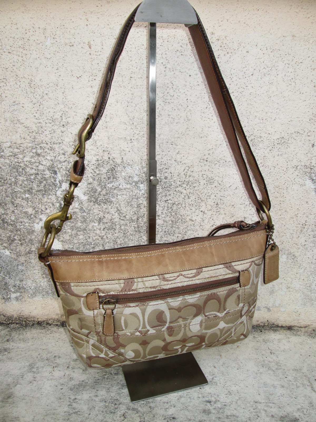 d0rayakEEbaG: Authentic Coach Signature Shoulder Bag(SOLD)
