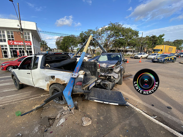 Semáforo é derrubado por veículo em grave acidente na Avenida Jorge Teixeira - FOTOS E VÍDEO