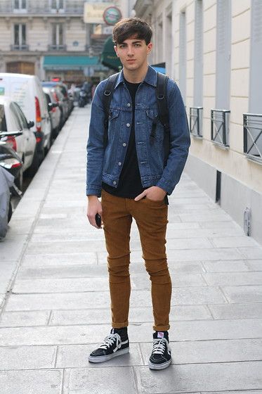 camisa jeans e calça marrom