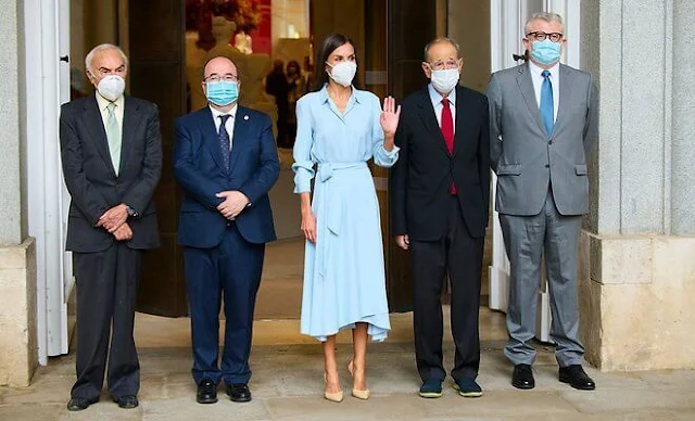 Queen Letizia wore a light blue belted shirt dress from 2019 collection of Pedro del Hierro. Carolina Herrera pumps