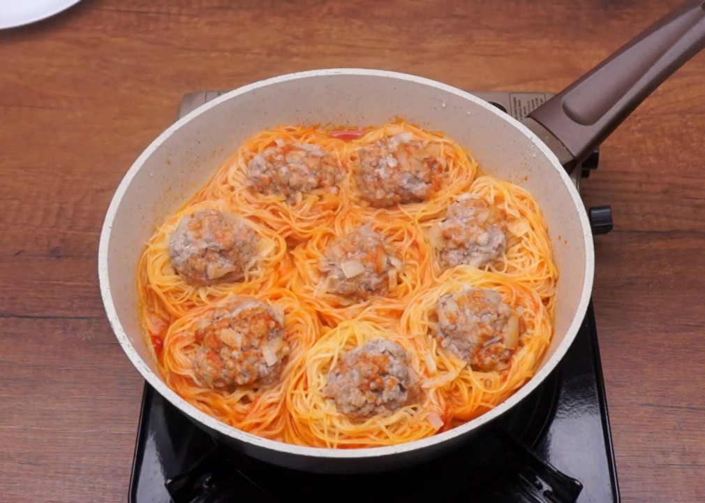 Макароны гнезда на сковороде в соусе. Гнёзда с фаршем в духовке. Гнезда с фаршем в томатном соусе. Гнезда с тефтелями на сковороде. Спагетти гнезда с фаршем.