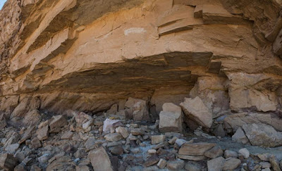 Un aventurero descubre accidentalmente una antigua cueva con pinturas con formas de humanos y equidos en Egipto