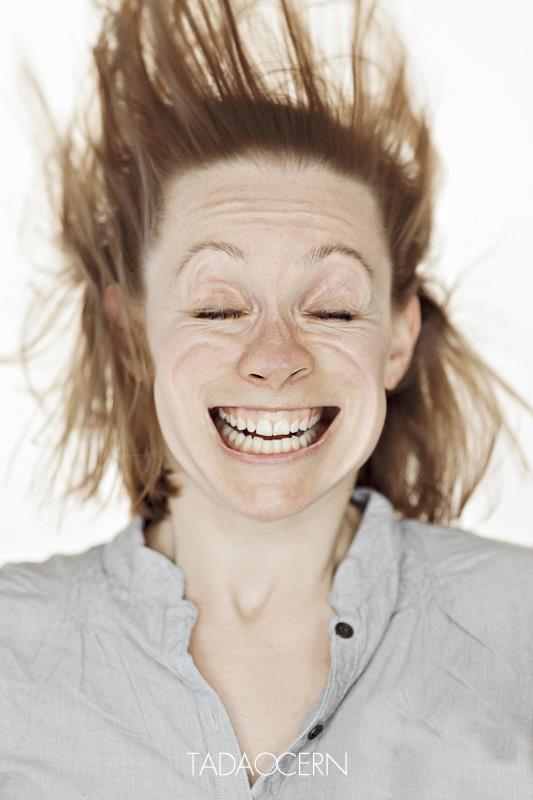 сильный ветер дует в лицо гифка. жуткая дуть. жуткая дуть. человека сдувает ветром. смешные фотосессии.