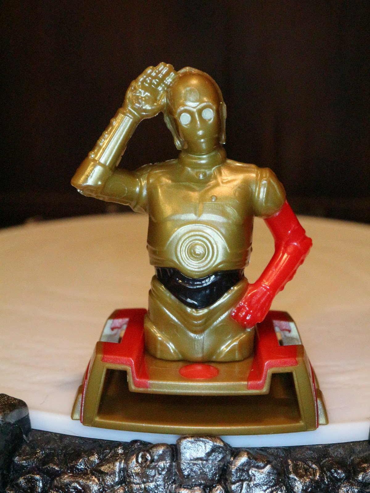 Daarbij Marine Tragisch Action Figure Barbecue: Minifigure Review: C-3PO from Kinder Joy: Star Wars  by Ferrero