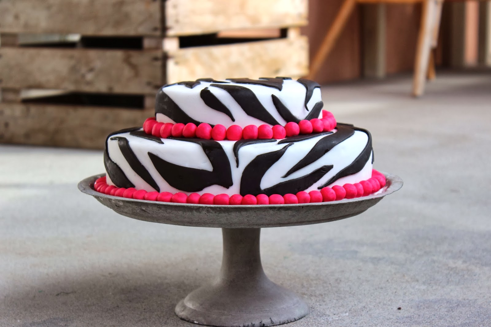 Tina Frisch: Fondant-Torte in Zebra-Pink
