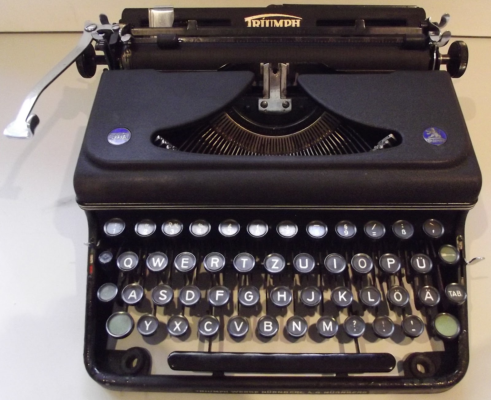 oz.Typewriter Triumph Portable Typewriters