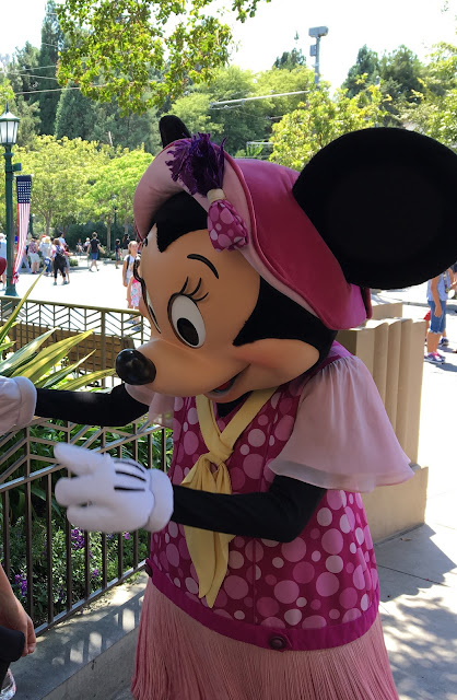 Flapper Minnie Mouse Signing Autographs Disney California Adventure