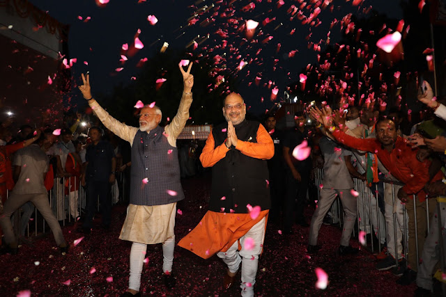 मोदी नाम केवलम, ऐतिहासिक जीत, रसातल में कांग्रेस