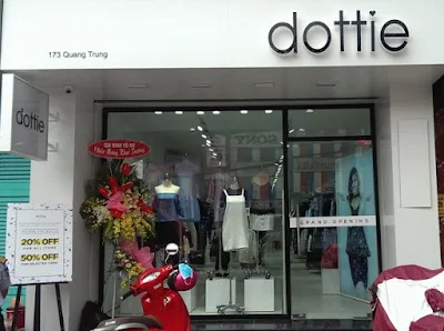 Bảng hiệu alu cửa hàng thời trang dottie