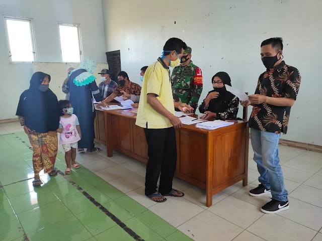 Babinsa Sertu M. Irham Monitoring Penyaluran Bantuan BLT DD Tahap VI Di Desa Binaan