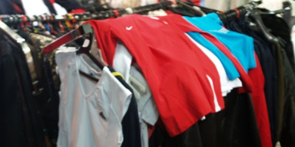 Sute de articole de îmbrăcăminte contrafăcute, retrase de la vânzare