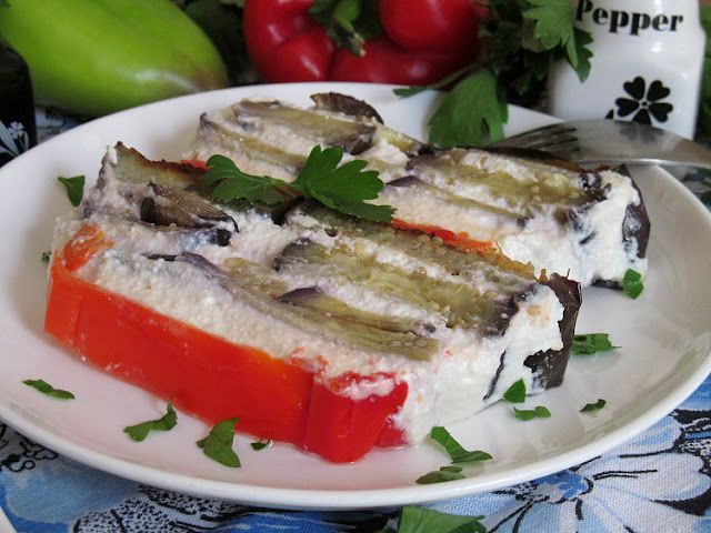 Закуска из баклажанов и красного перца с творогом