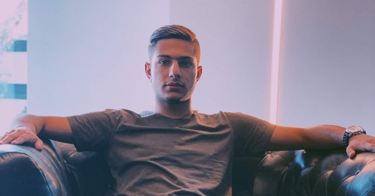 "An armchair critic" nghĩa là gì?