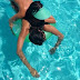 De topless, Bruna Linzmeyer posa abraçada com namorada em piscina
