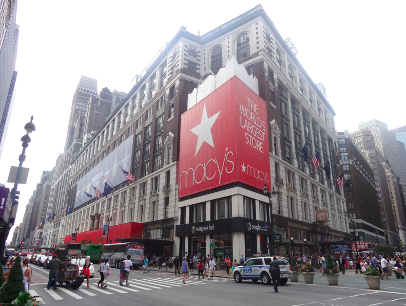 Après New York... Thomas croque la grosse pomme à Montréal Macy's le plus grand magasin au monde