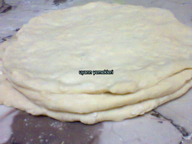 Uyarın Yemekleri Kavurmalı Börek