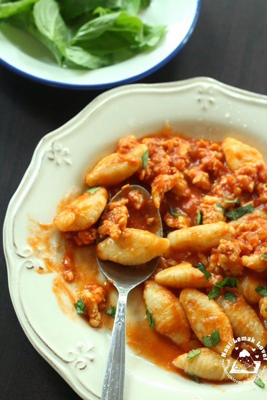 Nasi Lemak Lover: Gnocchi with Tomato sauce and Chicken 番茄鸡肉義式麵疙瘩