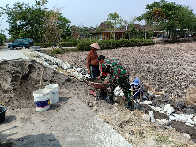 Partisipasi Babinsa Desa Bandung Dalam Pembangunan Talud Partisipasi Babinsa Desa Bandung Dalam Pembangunan Talud