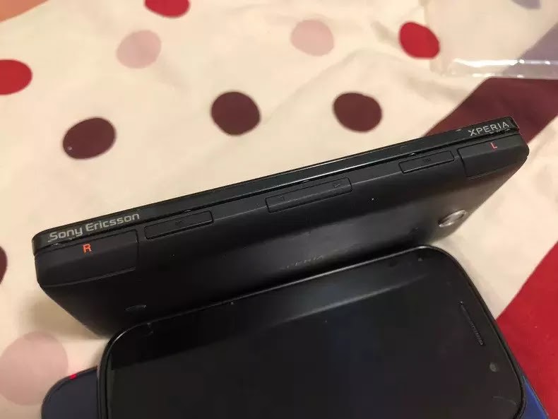 El teléfono ciertamente se ve bien. Tiene el mismo mecanismo deslizante que el Xperia Play original y el PSP Go, un D-pad, un conjunto de botones estándar de PlayStation Xperia Play 2