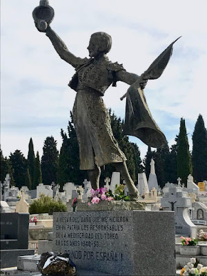 ¿Quién fue Juanita Cruz? Estatua_funeraria_de_Juanita_Cruz_en_el_cementerio_de_la_Almudena