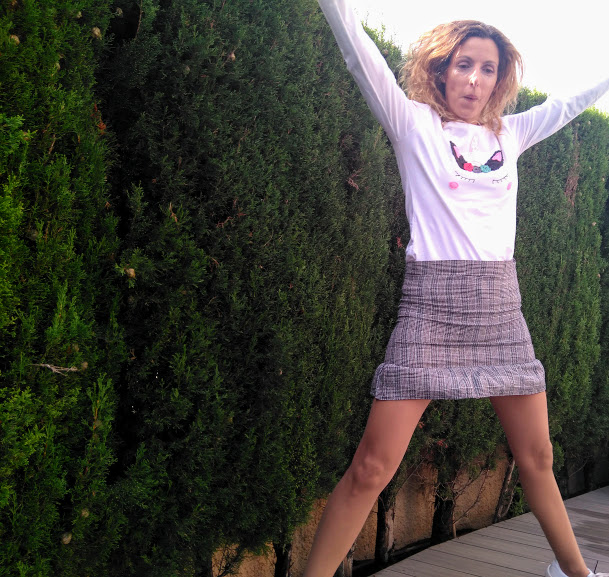 camiseta y falda hechas a mano