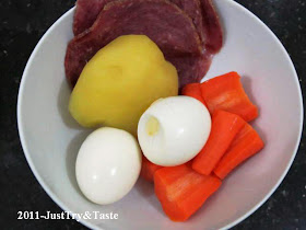 http://www.justtryandtaste.com/2011/11/risoles-daging-asap-telur-rebus-wortel.html