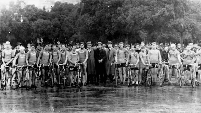 A black and white vintage photo from 20s of an Italian cycling club