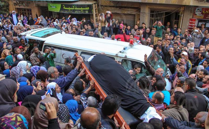 بالصور.. تشييع جنازة الطالبة "سمية عبد الله" المقتولة بالإسكندرية برصاص الأمن أم